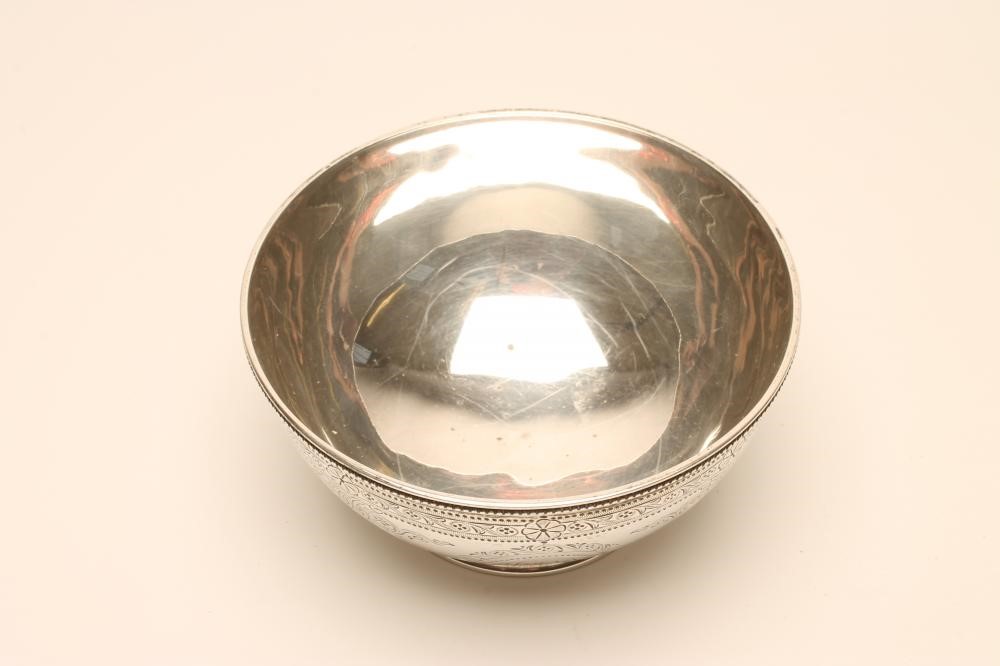 A VICTORIAN SILVER SUGAR BASIN Image