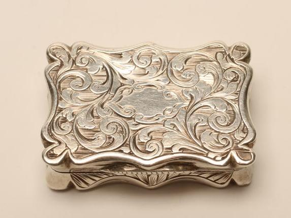 AN EARLY VICTORIAN SILVER VINAIGRETTE Image