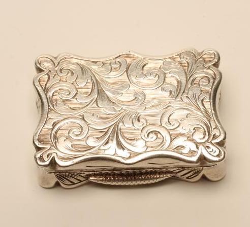 AN EARLY VICTORIAN SILVER VINAIGRETTE Image