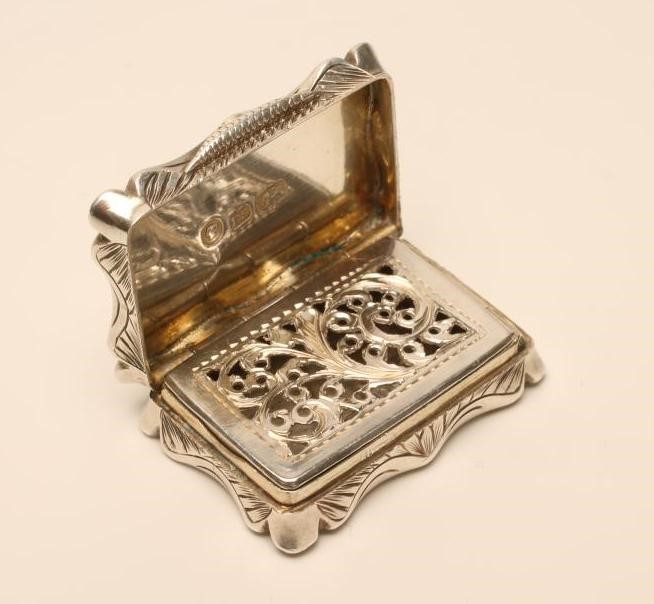 AN EARLY VICTORIAN SILVER VINAIGRETTE Image