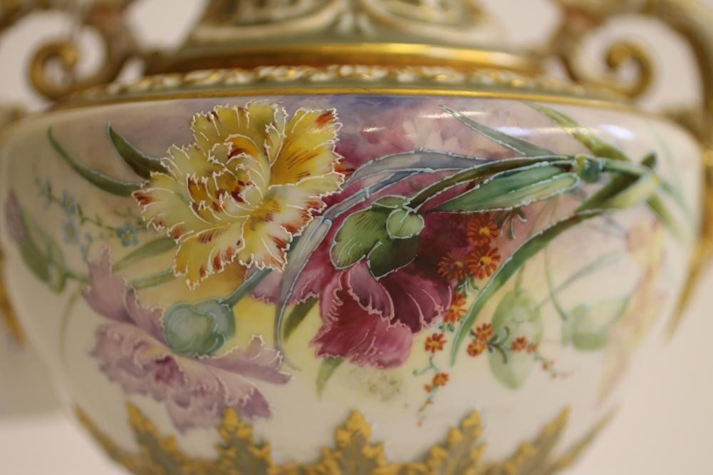 A ROYAL WORCESTER CHINA VASE Image