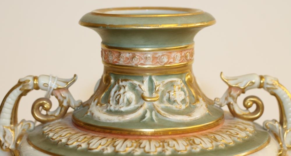 A ROYAL WORCESTER CHINA VASE Image