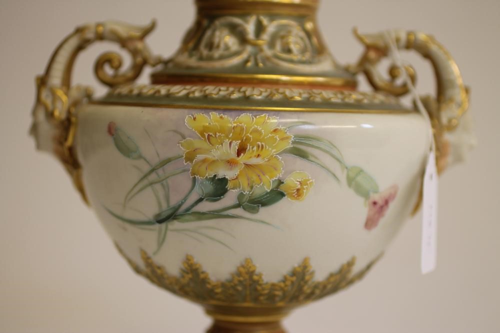 A ROYAL WORCESTER CHINA VASE Image