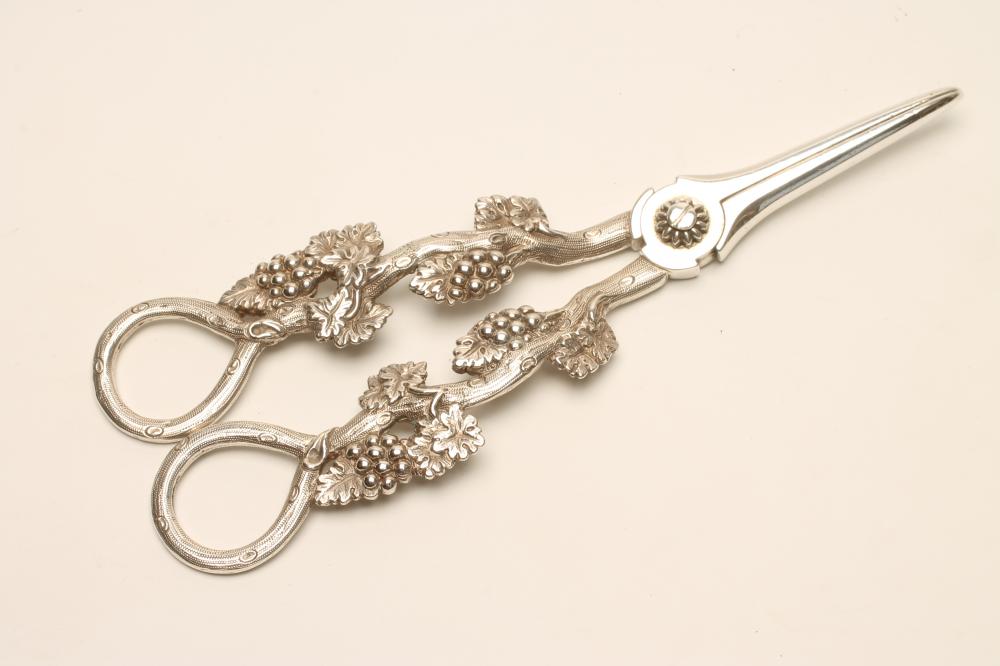 A PAIR OF VICTORIAN SILVER GRAPE SCISSORS Image