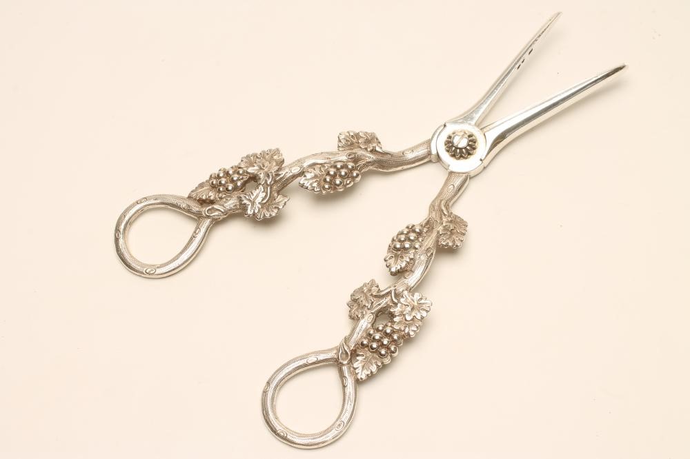 A PAIR OF VICTORIAN SILVER GRAPE SCISSORS Image