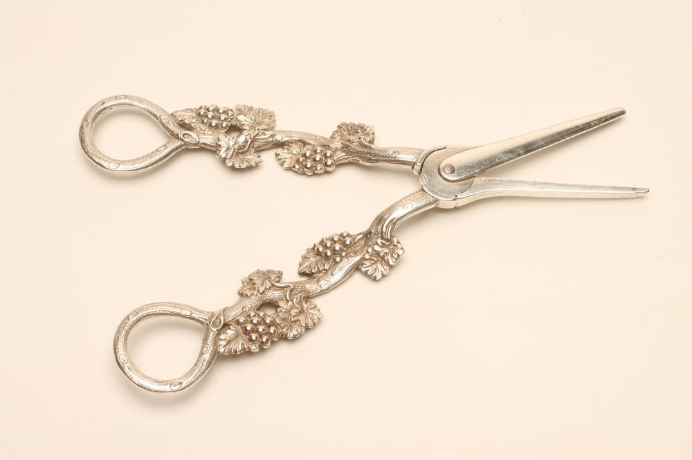 A PAIR OF VICTORIAN SILVER GRAPE SCISSORS Image