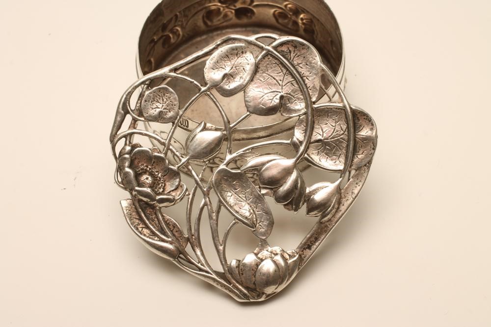 AN EDWARDIAN SILVER DRESSING TABLE BOX AND COVER Image