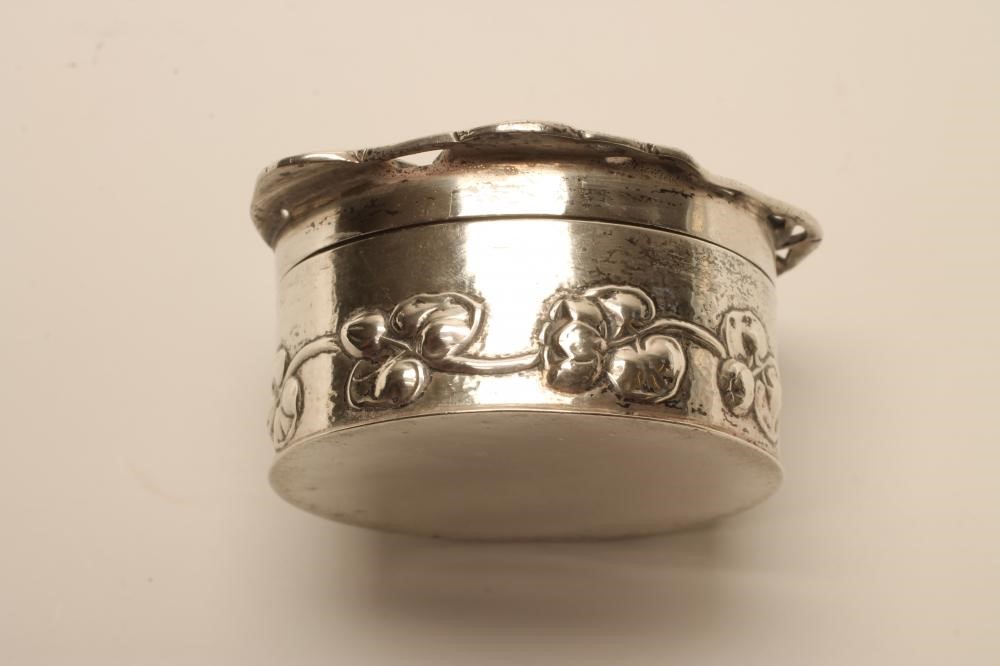 AN EDWARDIAN SILVER DRESSING TABLE BOX AND COVER Image