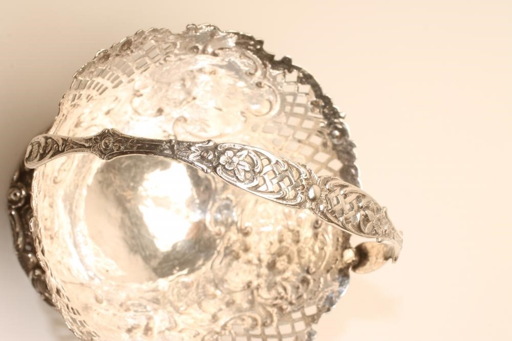 A LATE VICTORIAN SILVER BASKET retailed by William Moering Image