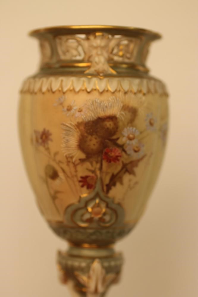 A ROYAL WORCESTER CHINA VASE Image
