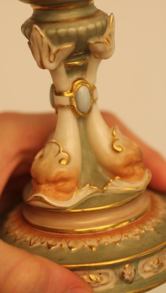 A ROYAL WORCESTER CHINA VASE Image