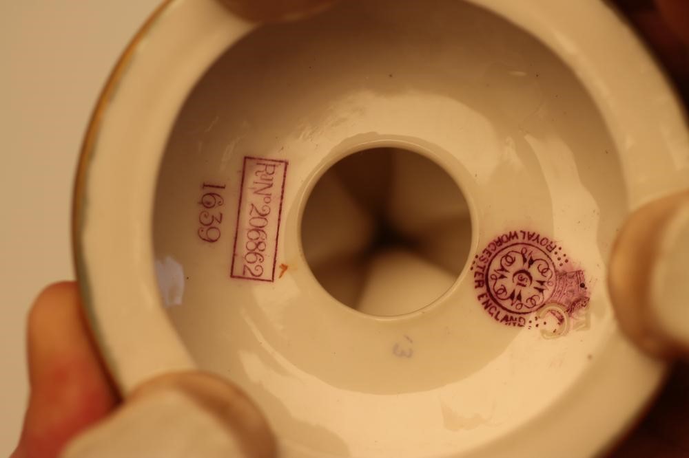 A ROYAL WORCESTER CHINA VASE Image