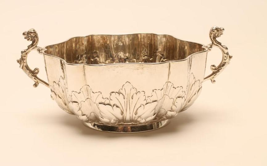 A LATE VICTORIAN SILVER BOWL Image