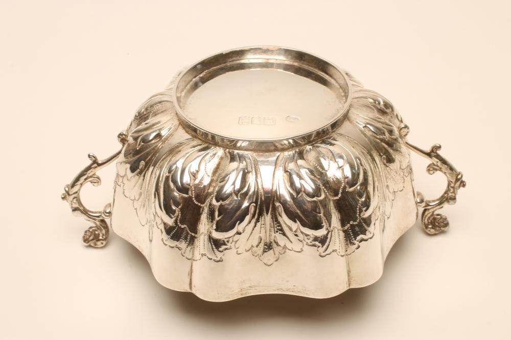 A LATE VICTORIAN SILVER BOWL Image