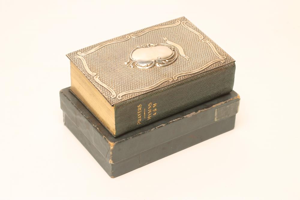AN EDWARDIAN SILVER PRAYER AND HYMN BOOK Image