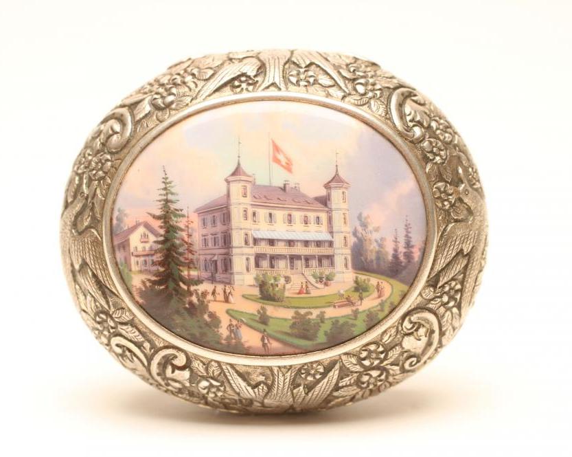 A VICTORIAN SILVER PILL BOX Image