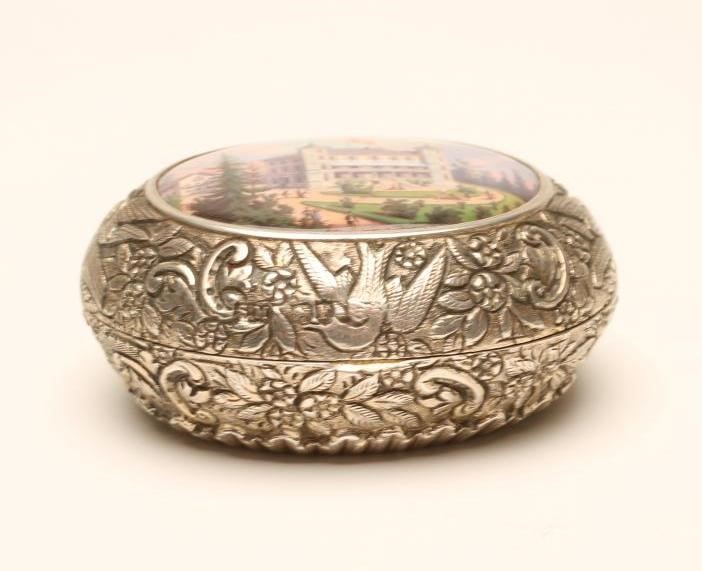 A VICTORIAN SILVER PILL BOX Image