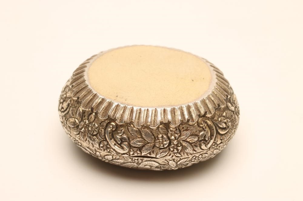 A VICTORIAN SILVER PILL BOX Image