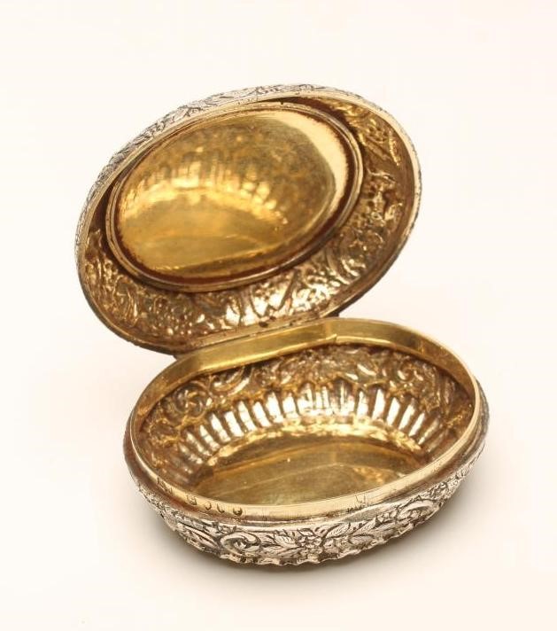 A VICTORIAN SILVER PILL BOX Image