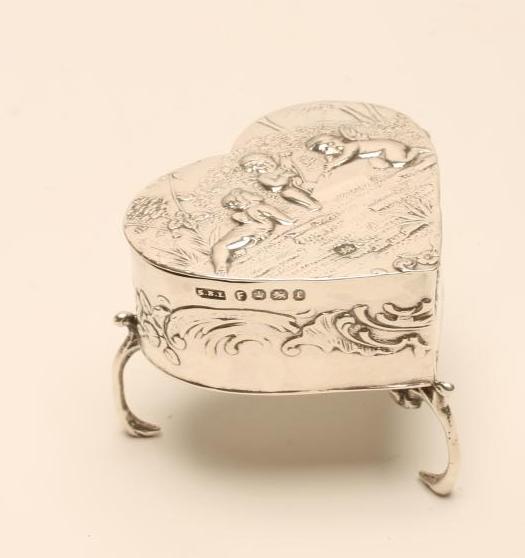 A LATE VICTORIAN SILVER DRESSING TABLE BOX Image