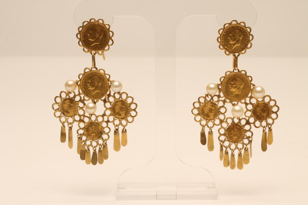 A PAIR OF CHANDELIER EARRINGS Image