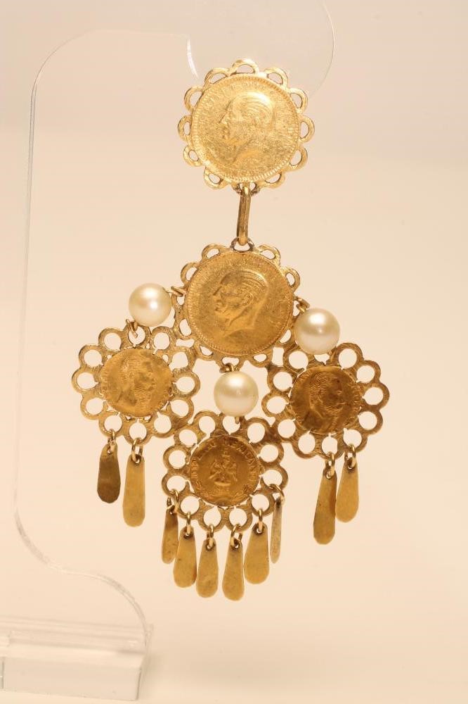 A PAIR OF CHANDELIER EARRINGS Image