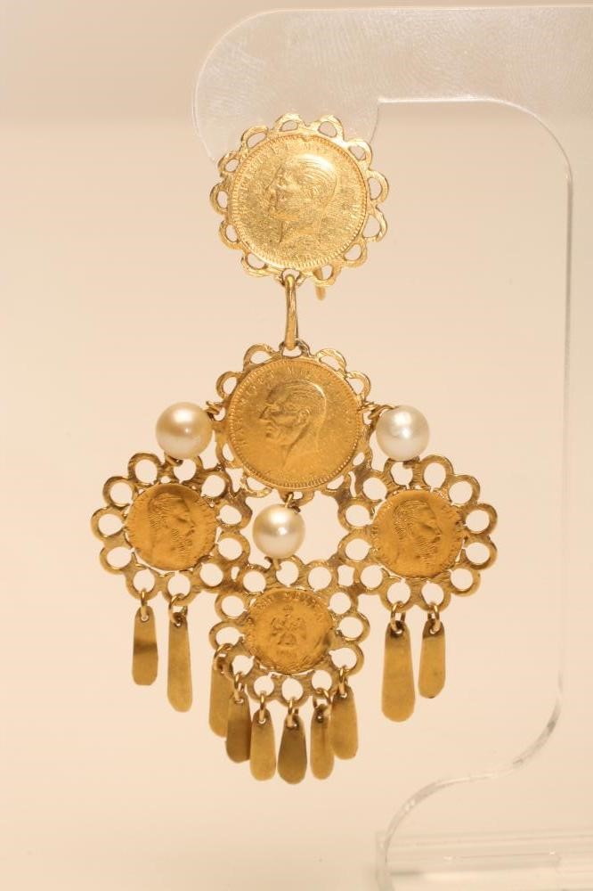 A PAIR OF CHANDELIER EARRINGS Image