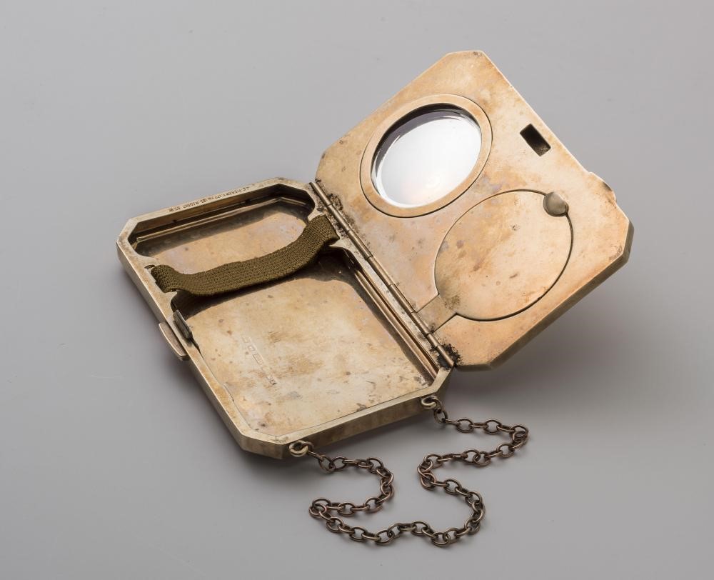 OF RAF INTEREST - a George V 9ct gold cigarette case/compact Image