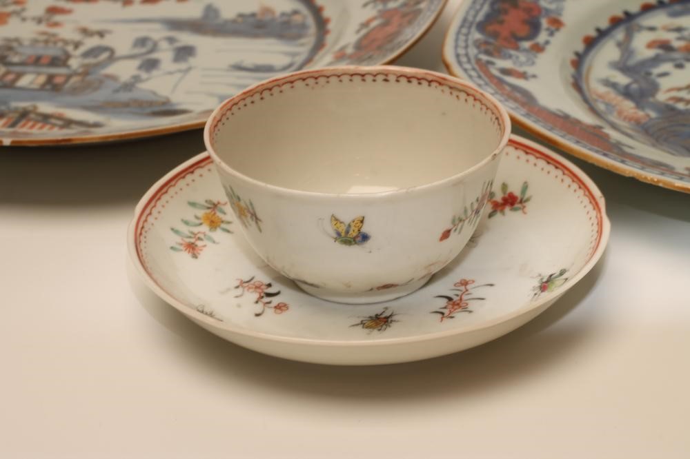 A CHINESE PORCELAIN TEA BOWL AND SAUCER Image