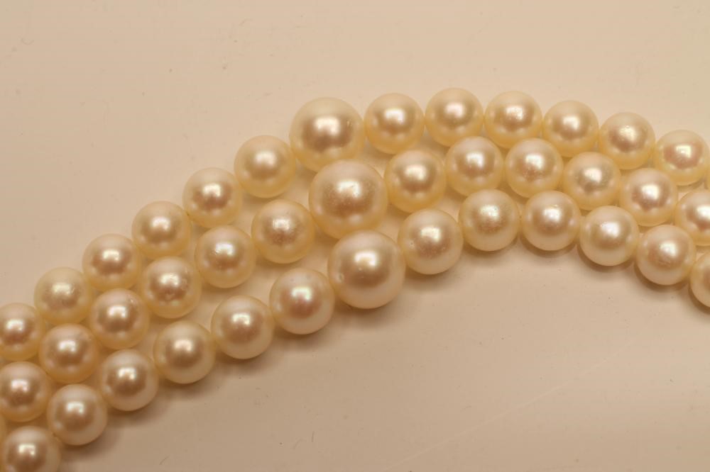 A TRIPLE STRAND CULTURED PEARL NECKLACE Image