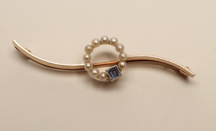 A SEED PEARL AND SAPPHIRE BAR BROOCH Image