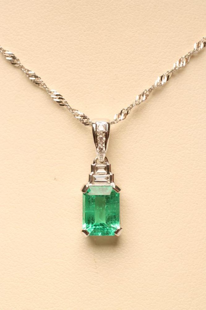 AN EMERALD PENDANT Image