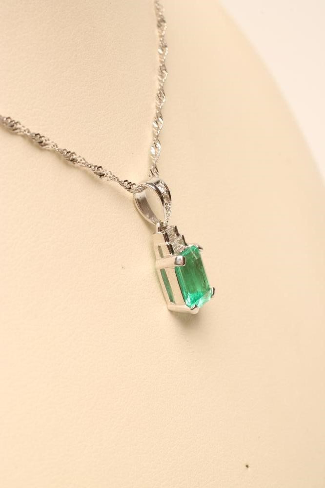 AN EMERALD PENDANT Image