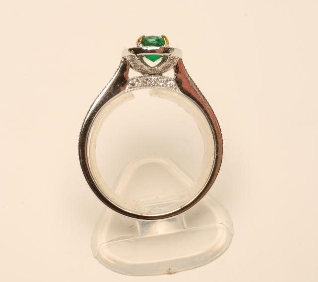 AN EMERALD AND DIAMOND CLUSTER RING Image