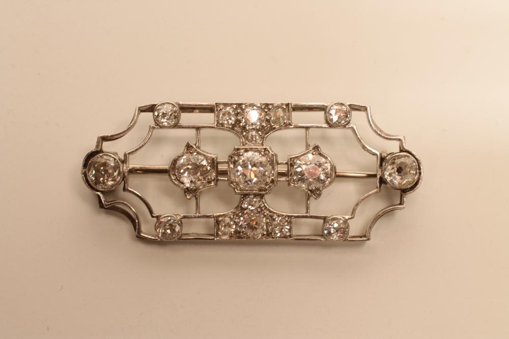 AN ART DECO DIAMOND BROOCH Image