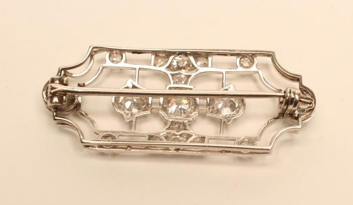 AN ART DECO DIAMOND BROOCH Image