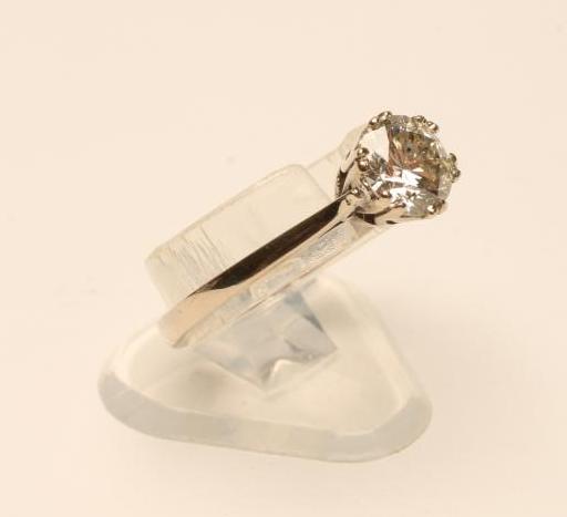 A SOLITAIRE DIAMOND RING Image