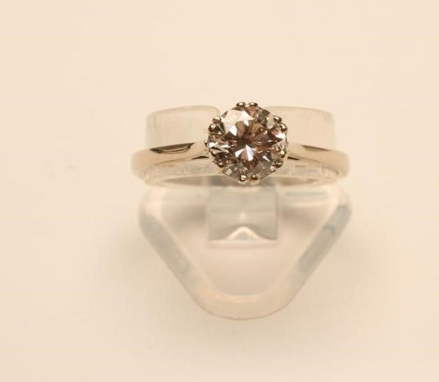A SOLITAIRE DIAMOND RING Image