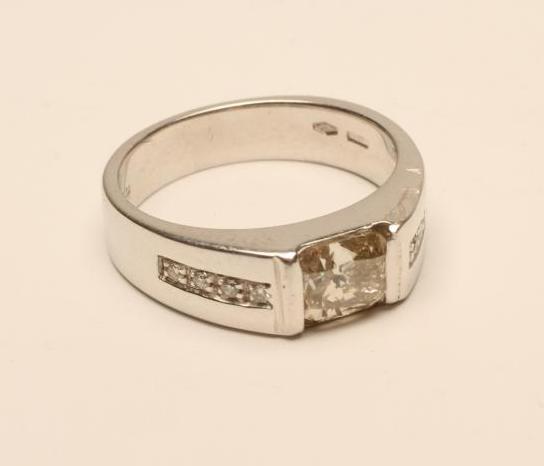 A FIORELLA DIAMOND RING Image