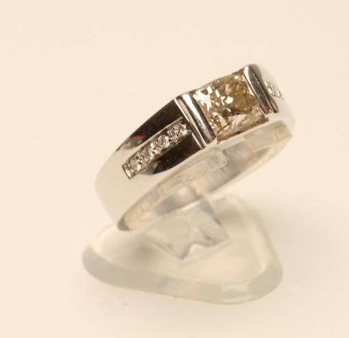 A FIORELLA DIAMOND RING Image