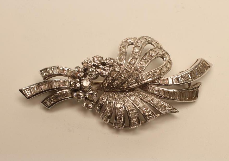 AN ART DECO DIAMOND SPRAY BROOCH Image