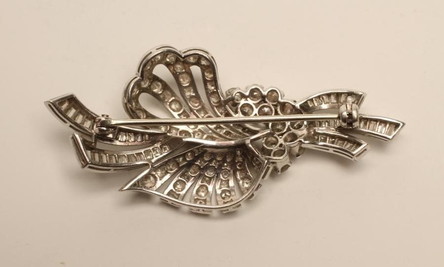 AN ART DECO DIAMOND SPRAY BROOCH Image