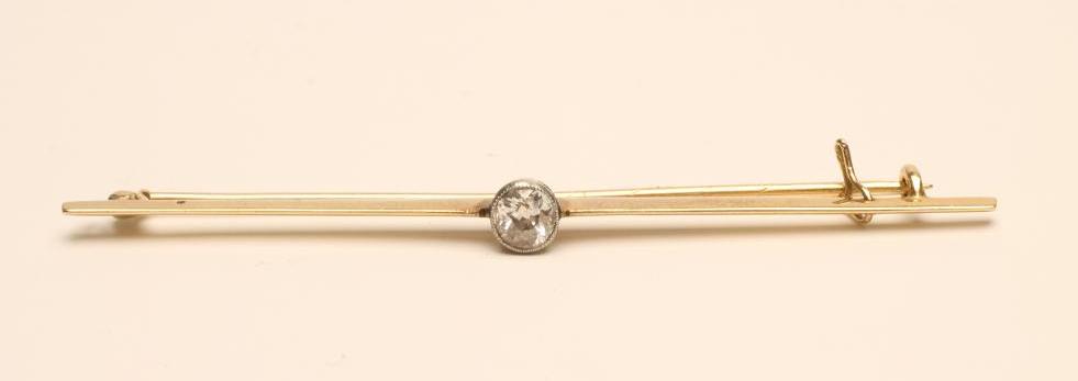 A SOLITAIRE DIAMOND BAR BROOCH Image