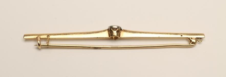 A SOLITAIRE DIAMOND BAR BROOCH Image