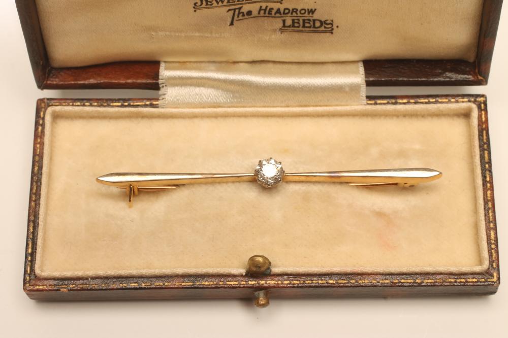 A DIAMOND SOLITAIRE BAR BROOCH Image