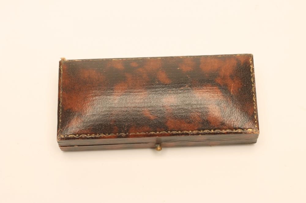 A DIAMOND SOLITAIRE BAR BROOCH Image