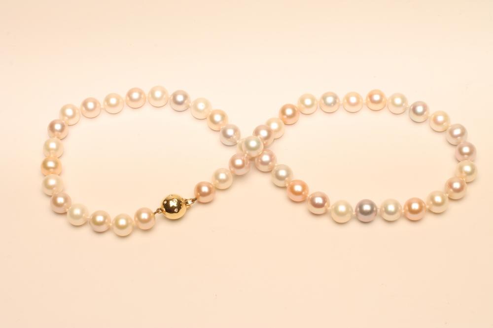 A SINGLE STRING OF PASTEL COLOURED CULTURED PEARLS Image