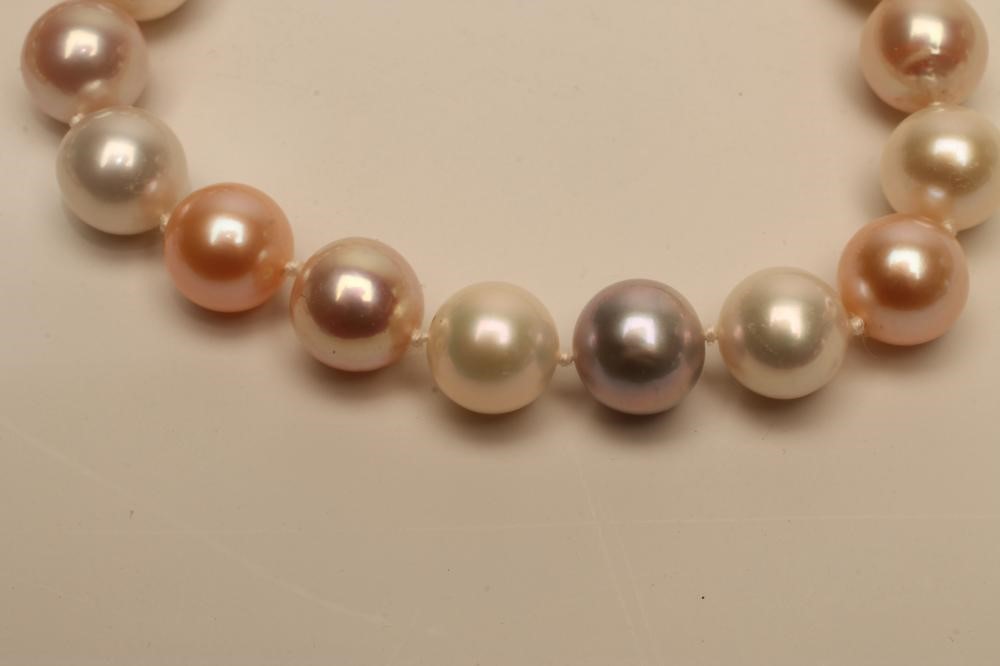 A SINGLE STRING OF PASTEL COLOURED CULTURED PEARLS Image