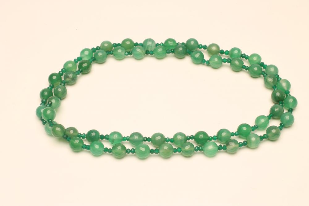 A SINGLE STRING OF AUSTRALIAN JADE BEADS Image
