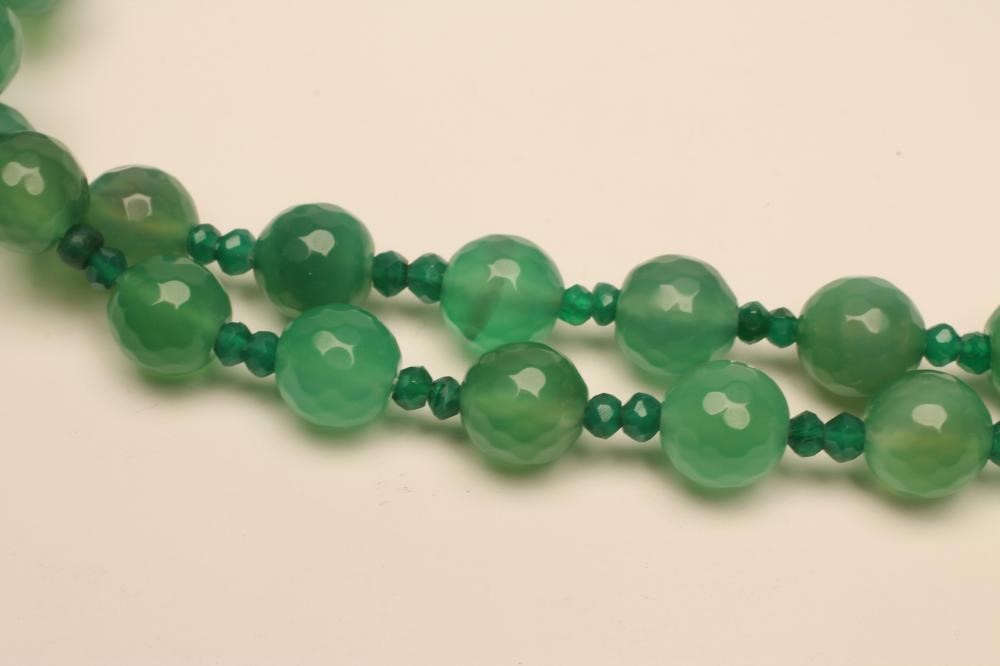 A SINGLE STRING OF AUSTRALIAN JADE BEADS Image